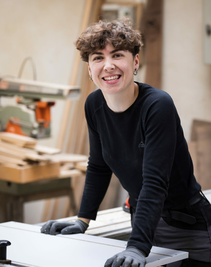 Caroline, ébéniste passionnée, dans son atelier de création artisanale.