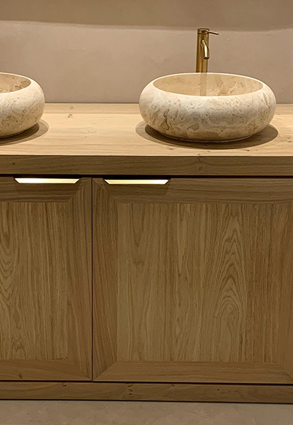 Meuble de salle de bain en chêne massif avec double vasque, fabrication artisanale.
