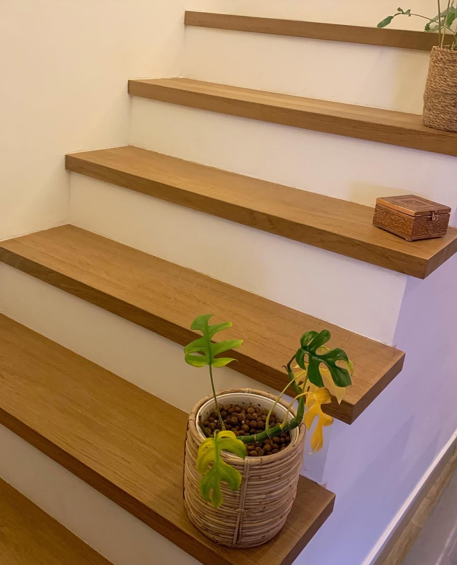 Escalier en bois massif avec marches en chêne, finition naturelle.