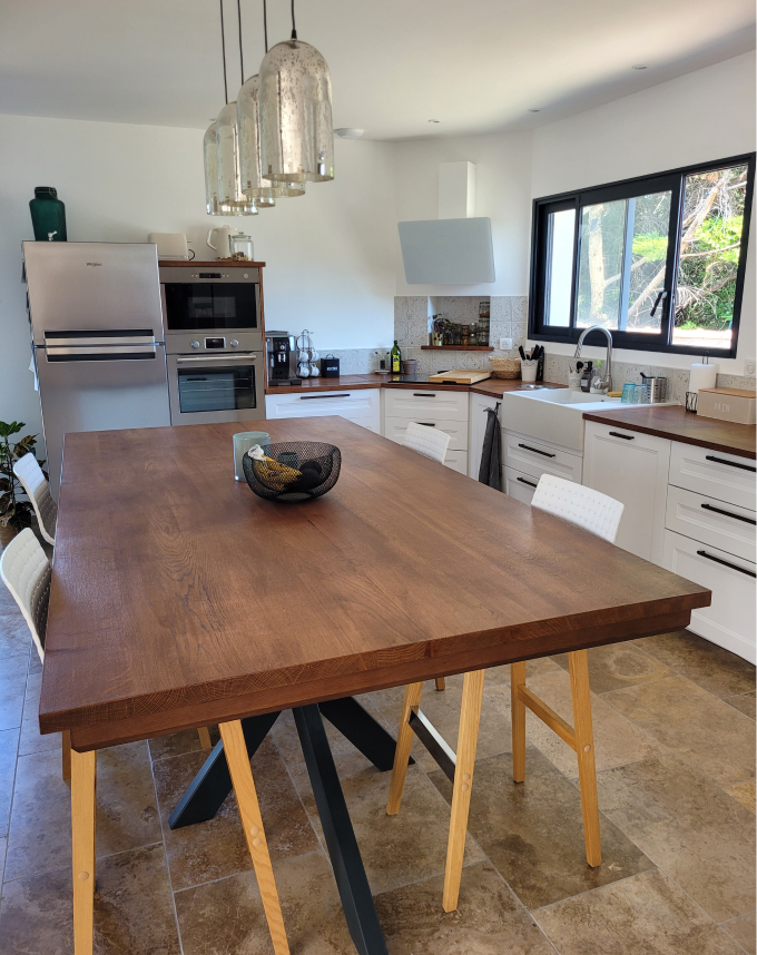 Grande table en bois massif fabriquée sur mesure, au design élégant et authentique.