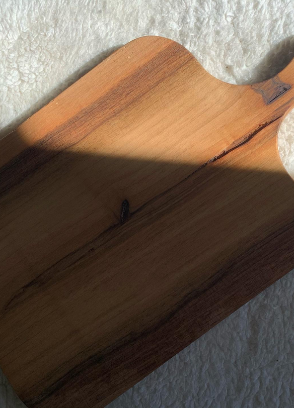 Planche à découper en bois massif, fabriquée sur mesure et finie à la main.